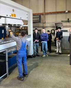 2026-03 Bilder Schüler der Hauptschule am Wilzenberg besuchen MEILLER in Schmallenberg (5) _web