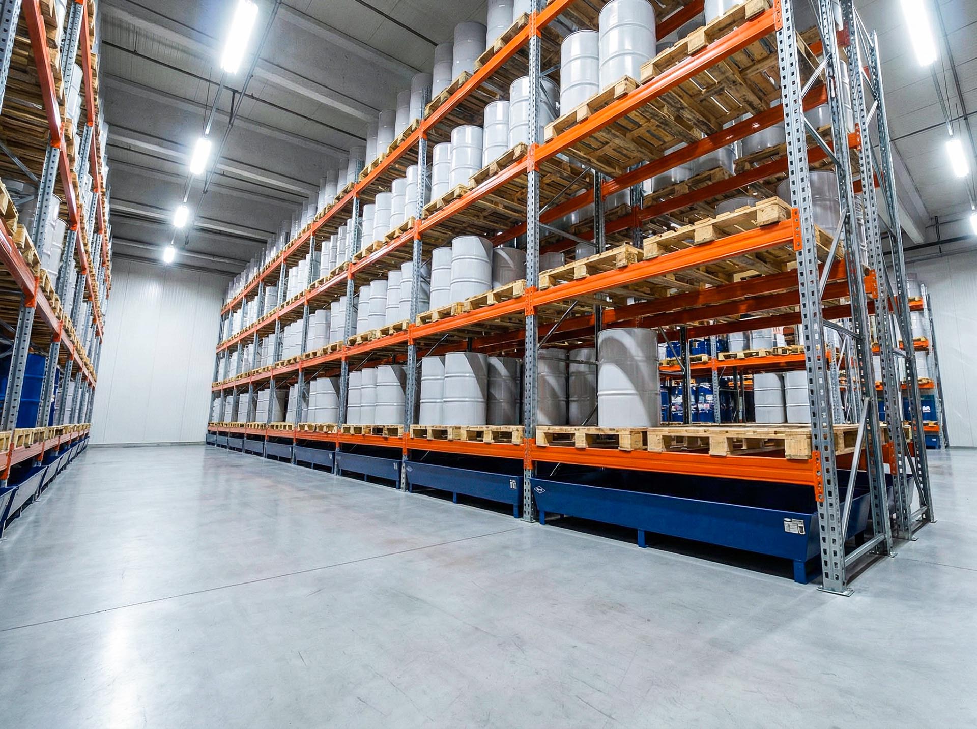 Umweltregal von MEILLER mit Bodenwannen aus Stahl