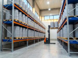 2026-03 Palettenregale mit Einhänge-Regalwannen zur Fasslagerung _web