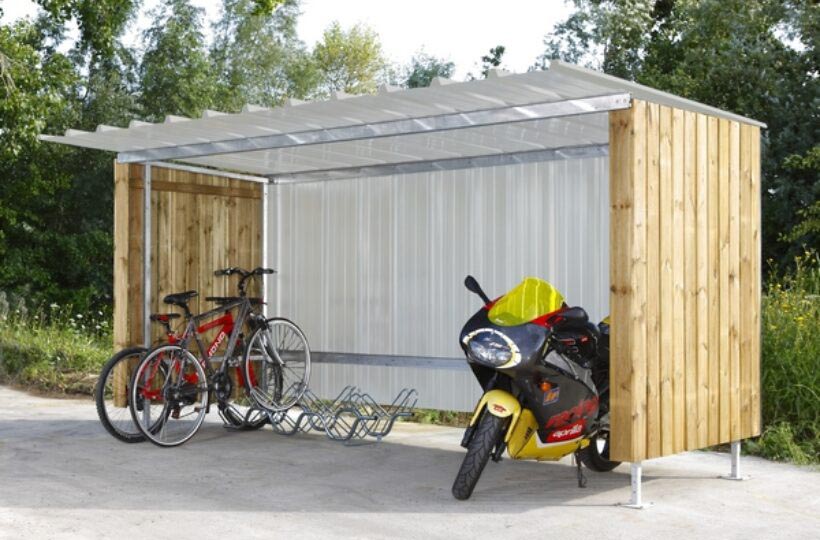 Fahrradunterstand D 811, Rückwand aus Trapezblech, Seitenwände aus Holz, 3990x2250x2150mm